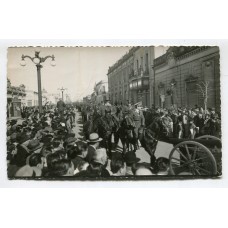 AZUL DESFILE MILITAR EN EL CENTRO DE LA CIUDAD ANTIGUA TARJETA POSTAL